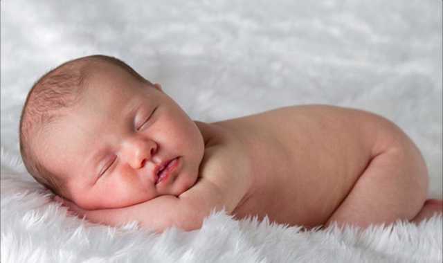 婴儿吃饱多久可以平躺换尿布？答案在这里！